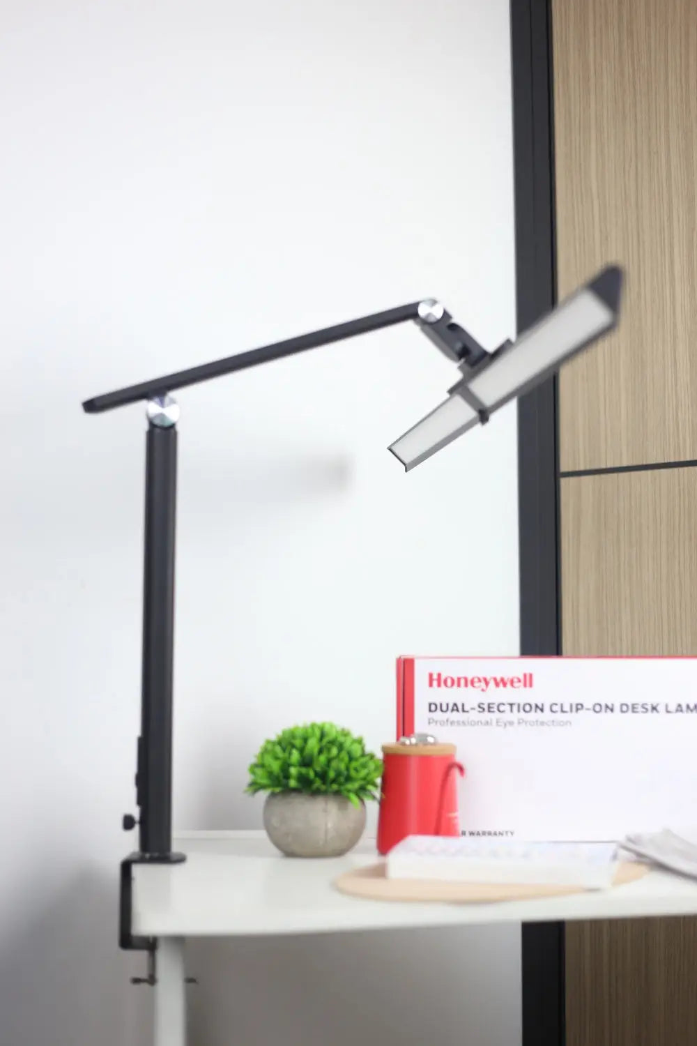 Honeywell HJ1 Clamp Lamp Review|Focus on Dual-Screen Workstations