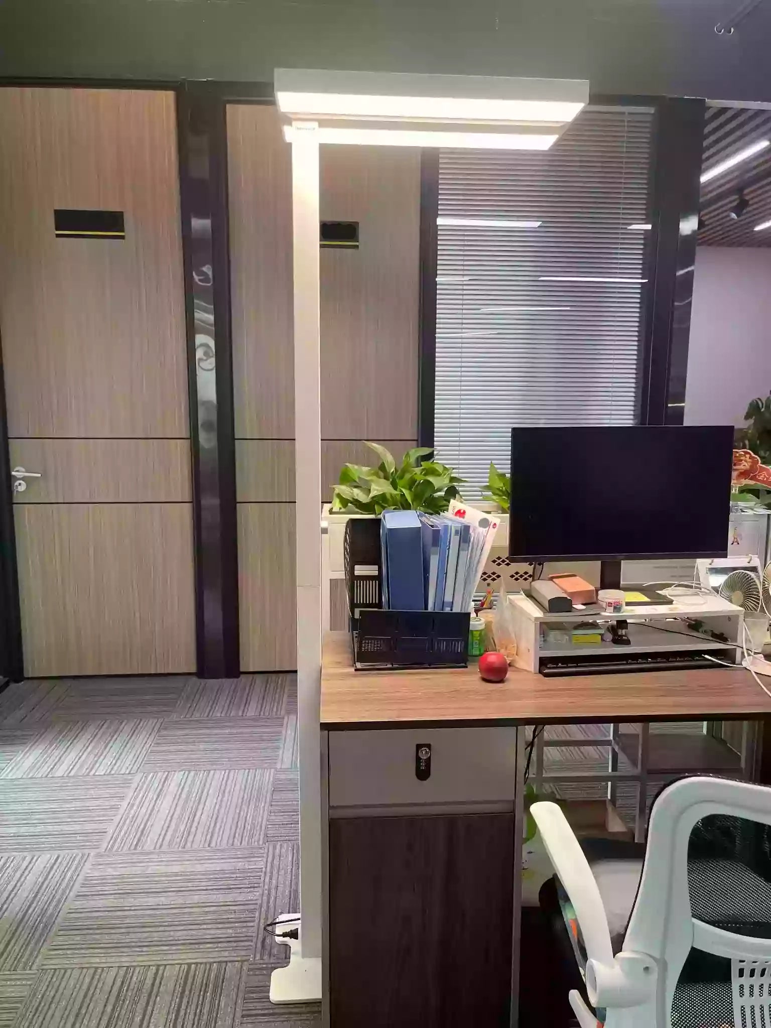 Floor Lamps for Home Offices: Boost Productivity