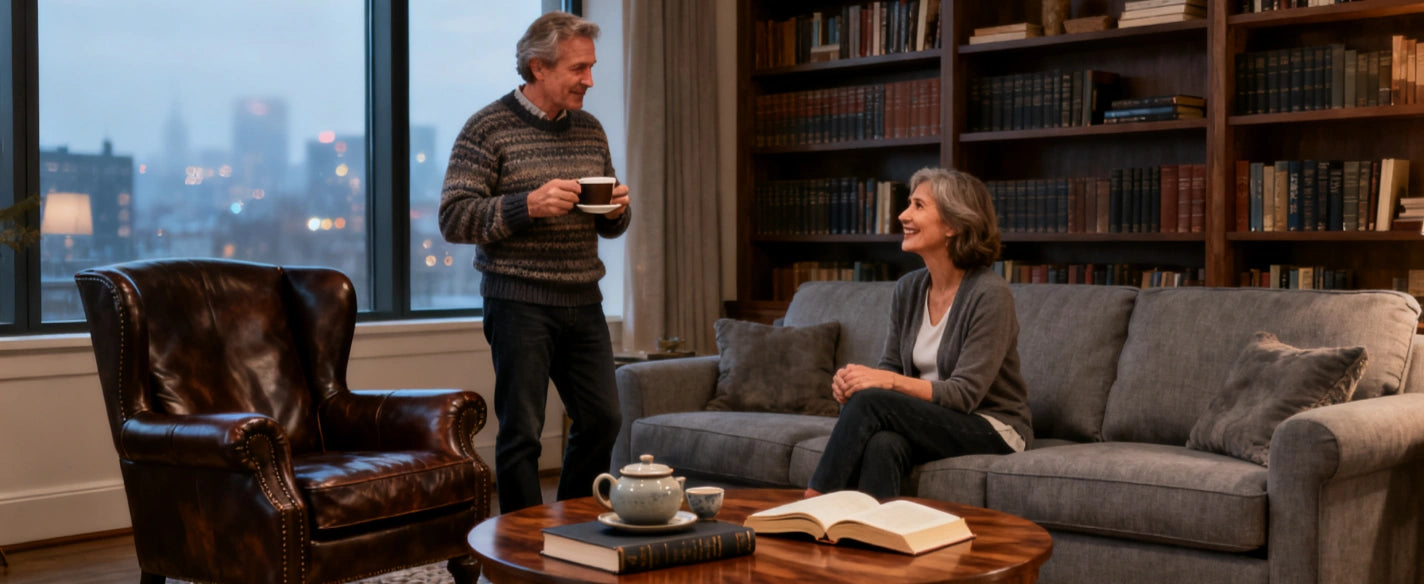 Richtige Platzierung der natürlichen Tageslichtleselampe neben dem Sessel des Seniors