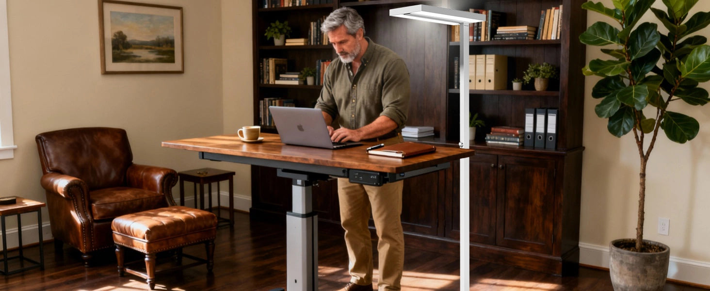 冬日晚间，女性在任务落地灯下阅读，享受温暖的照明