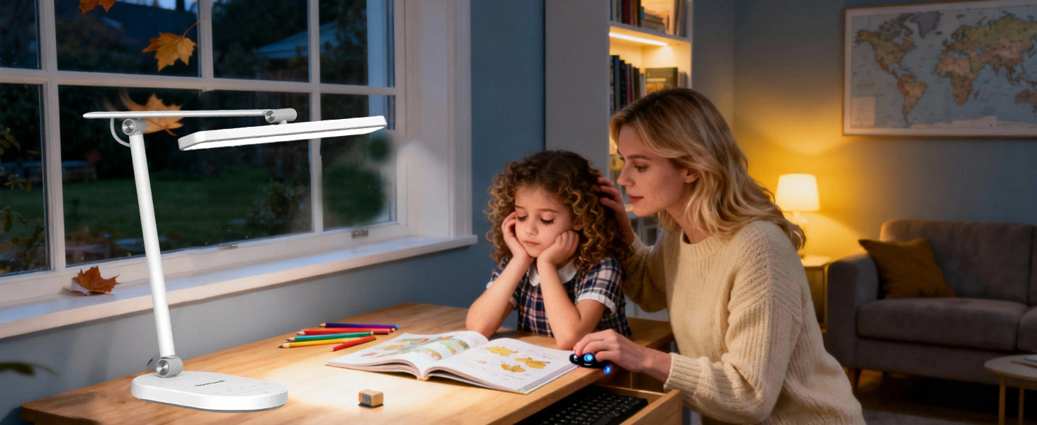 Kind macht Hausaufgaben an einem richtig beleuchteten Schreibtisch mit versetzter Lampenpositionierung an einem Winterabend