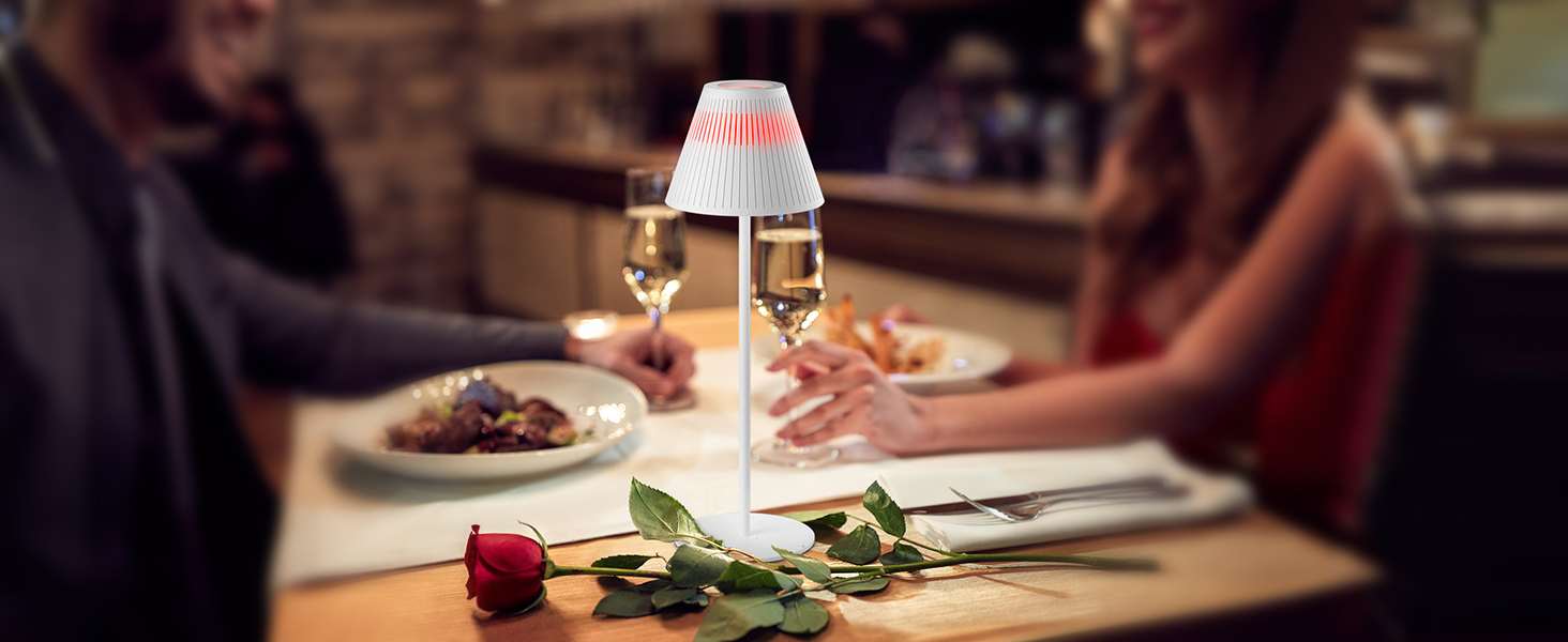 Lámpara de mesa Honeywell creando una atmósfera de lounge exclusiva en el área de entretenimiento del bar en casa