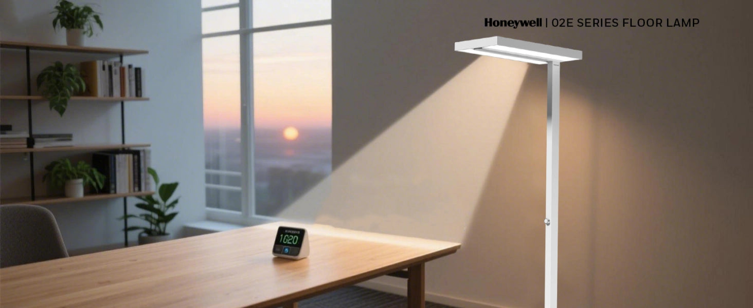 Heimbüro-Arbeitsplatz mit geschichteter Beleuchtung durch Deckenleuchte und Schreibtisch-Arbeitslampe