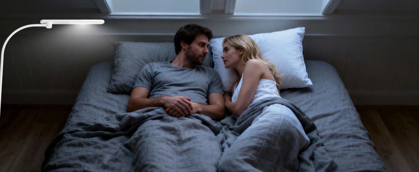 Verstellbare Honeywell-Nachttischlampe mit warmem Licht für intime Abendgespräche zwischen Partnern