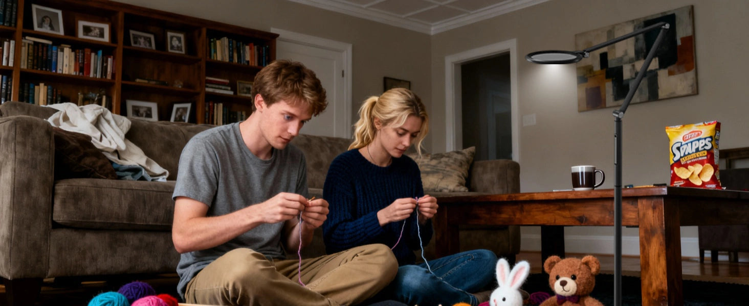 Elegante Stehlampe mit Touch-Steuerung, die romantische Beleuchtung in der modernen Wohnung eines Paares bietet