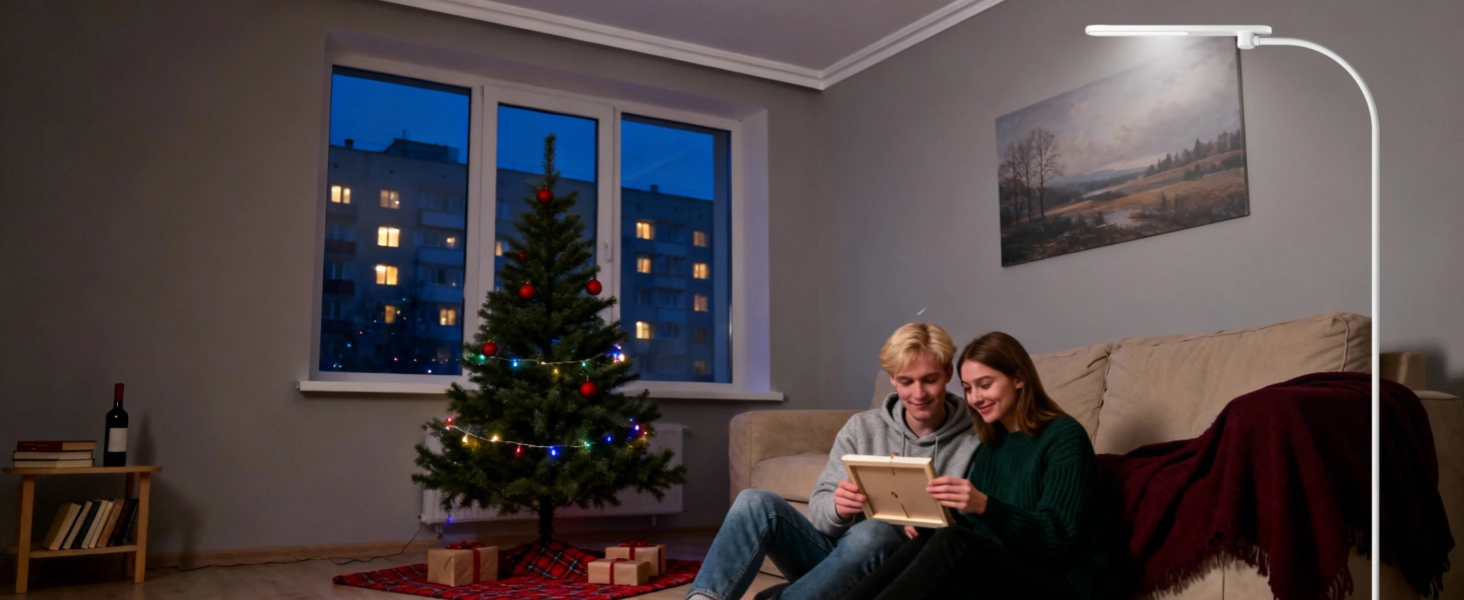 Jeune couple décorant leur premier appartement avec une lampe sur pied mobile et un éclairage festif