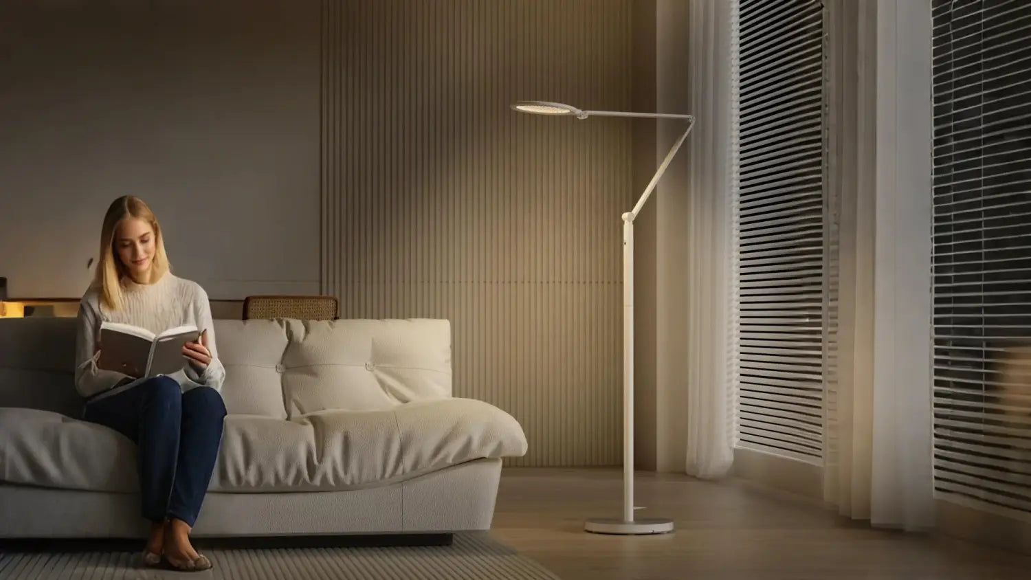 Honeywell F01 Stehlampe mit Sunturalux-Technologie, die eine gemütliche Leseecke beleuchtet