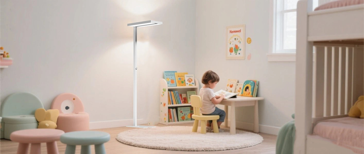 Familienwohnzimmer mit gemeinsamem Schreibtisch, das ein ausgewogenes Verhältnis von Umgebungs- und Arbeitsbeleuchtung zeigt