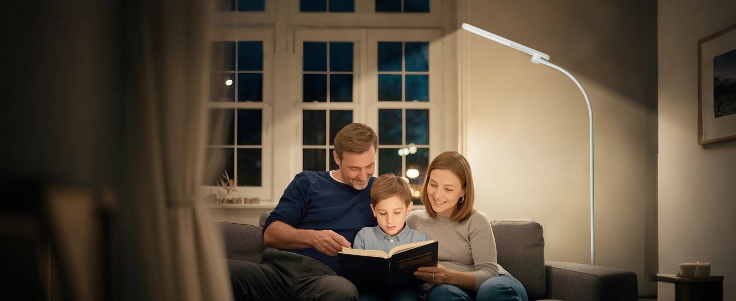 Familie liest gemeinsam unter der flimmerfreien, augenschonenden Honeywell-Lampe während der Thanksgiving-Feier